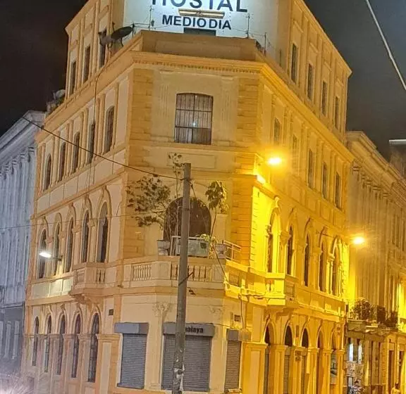 ユースホステル Hostal Mediodia