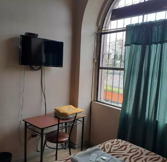 ユースホステル Hostal Mediodia