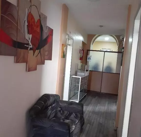 ユースホステル Hostal Mediodia