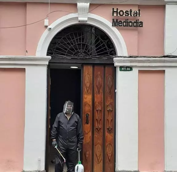 ユースホステル Hostal Mediodia