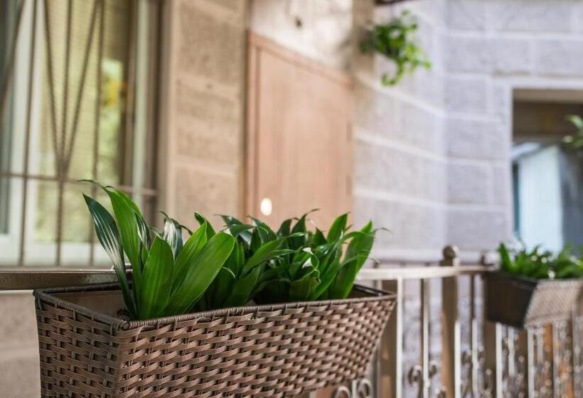 هاستل L.o.y Family