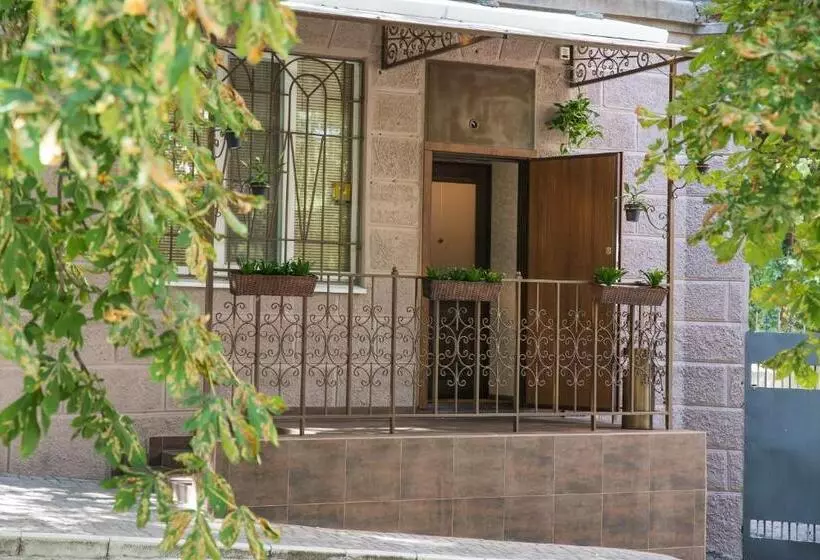 هاستل L.o.y Family