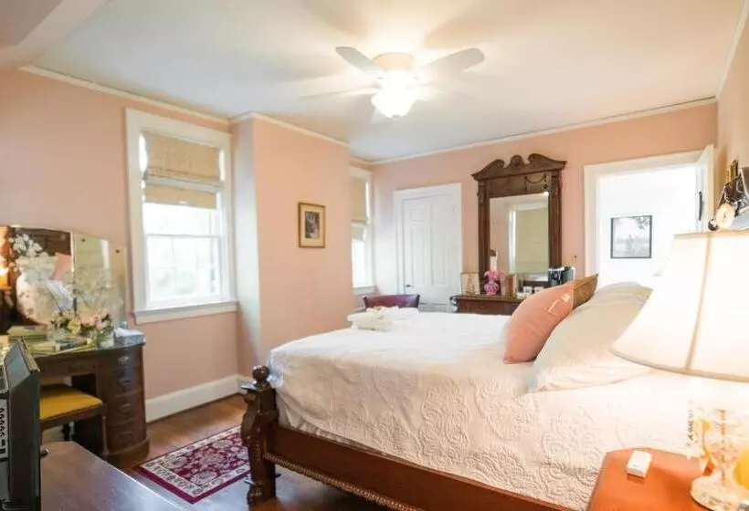 تختخواب و صبحانه Chilton House Suites