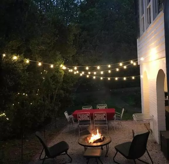 تختخواب و صبحانه Chilton House Suites