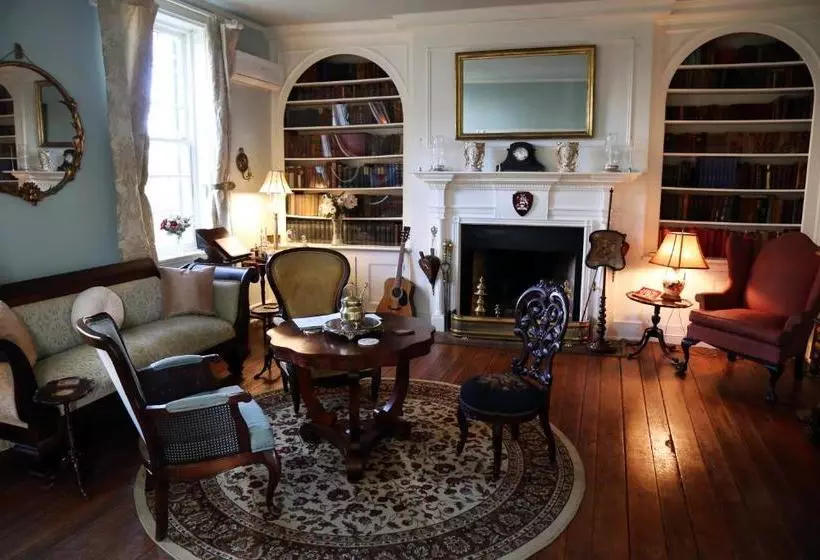 تختخواب و صبحانه Chilton House Suites