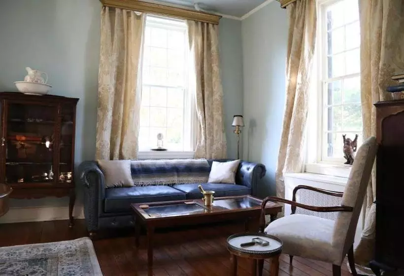 تختخواب و صبحانه Chilton House Suites