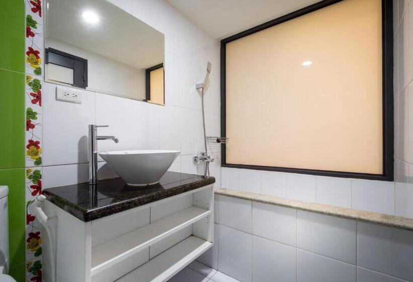 هاستل Jung Zaw Bussiness