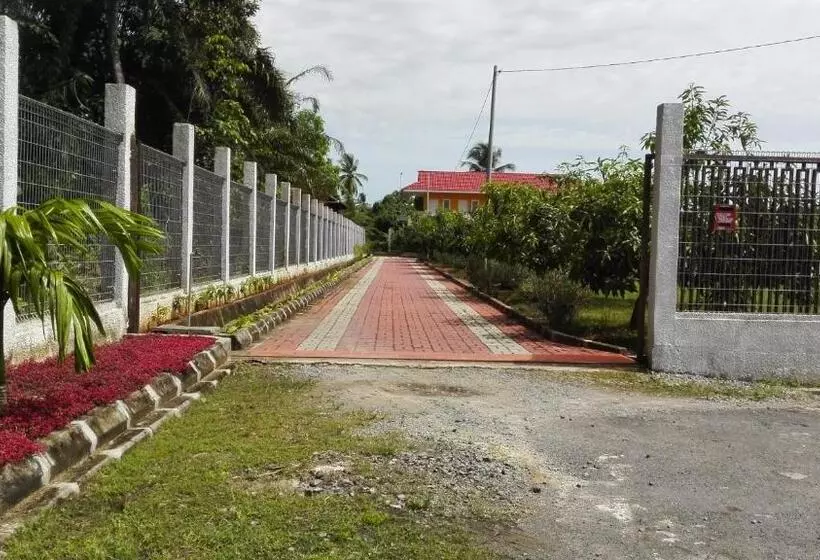 Hotelli Harum Manis Country House