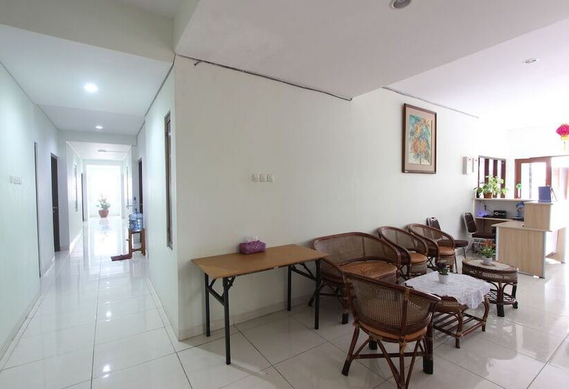 بنسيون Reddoorz @ Turangga Sari