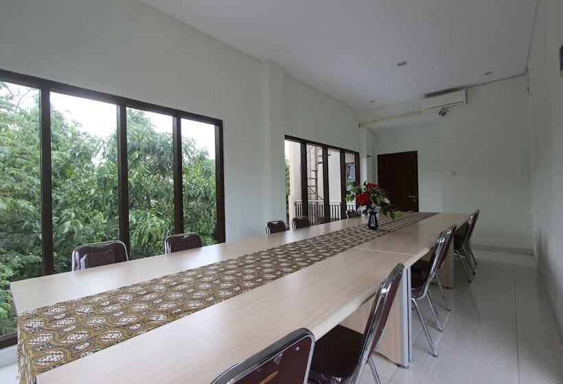 بنسيون Reddoorz @ Turangga Sari