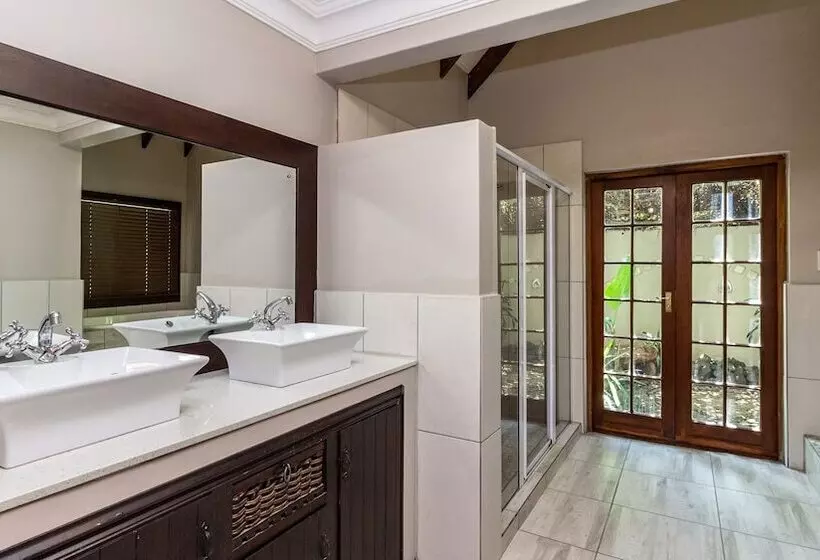 Majatalo Kangelani Lodge