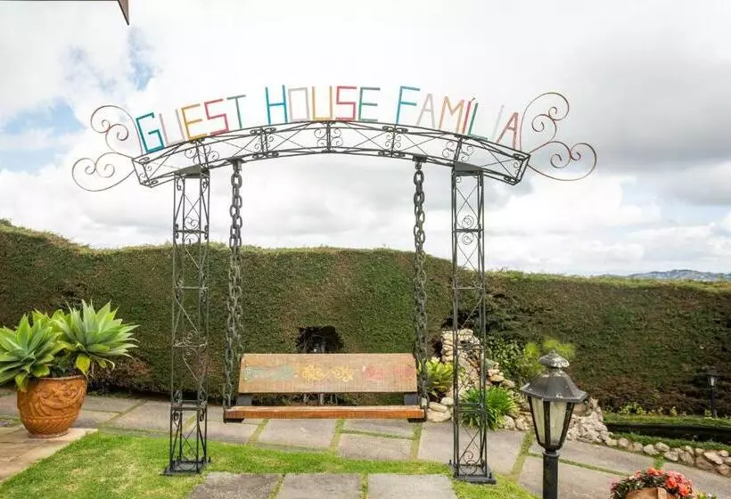 ペンション Guest House Família