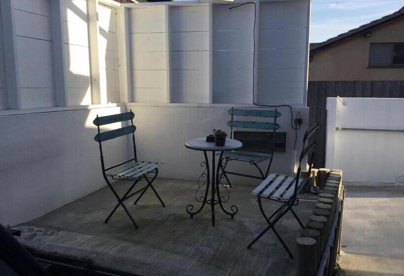 Pensione Guesthouse Shell