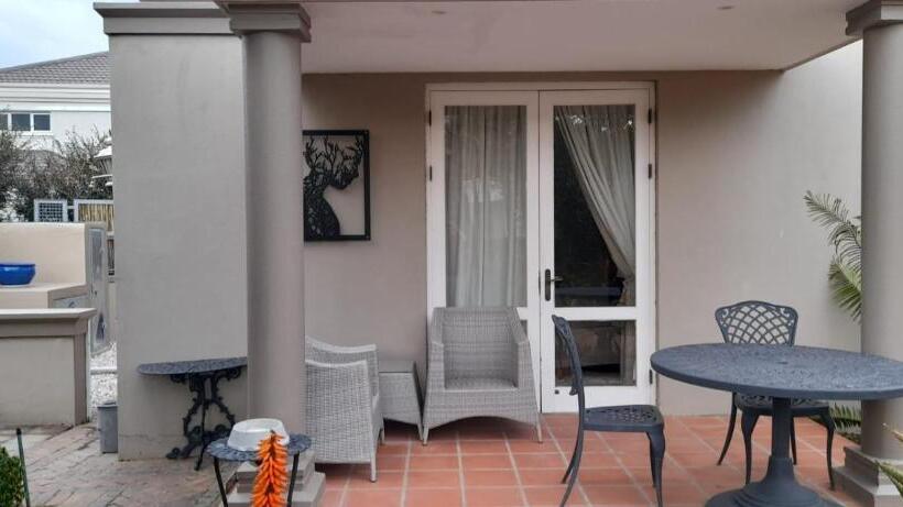 بنسيون Erinvale Garden Cottage