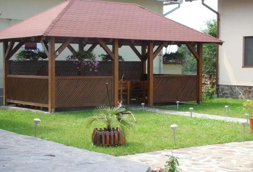 پانسیون Colt De Rai