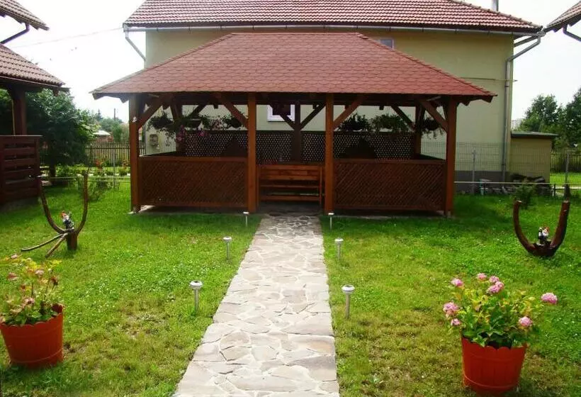 پانسیون Colt De Rai