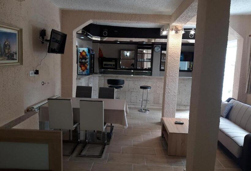 پانسیون Kazablanka Rooms Aerodrom