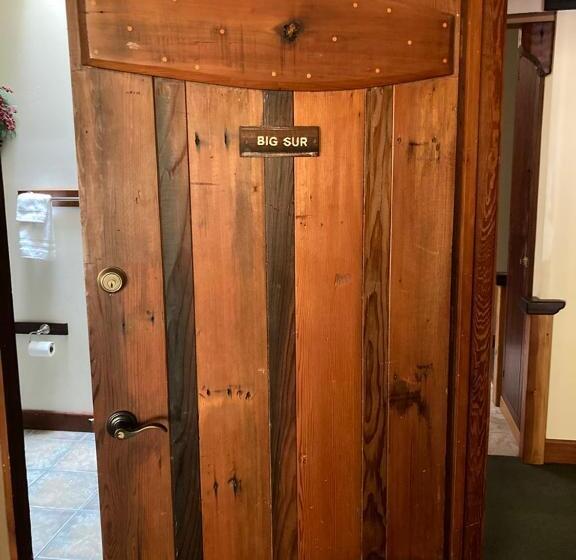 Общежитие Front Street Inn And Spa