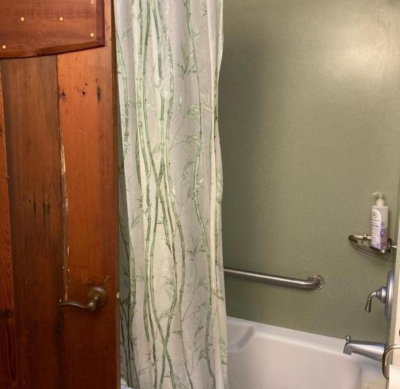 Общежитие Front Street Inn And Spa