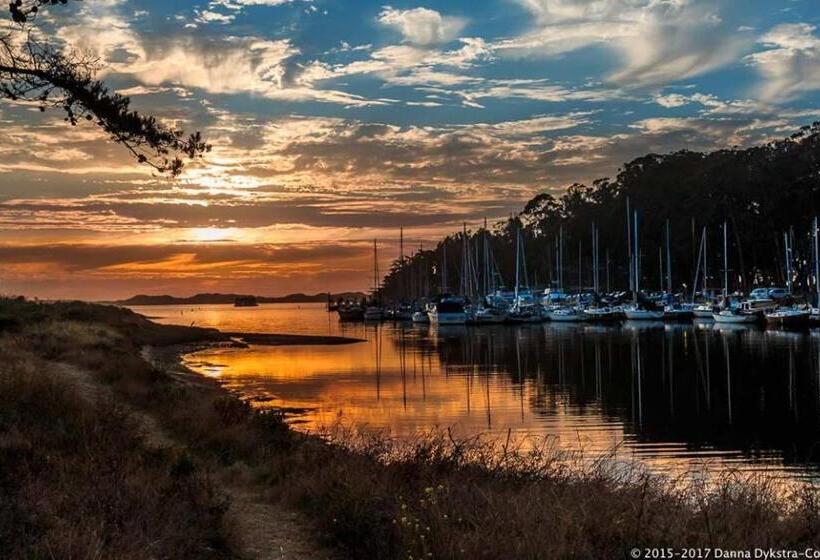 Общежитие Front Street Inn And Spa