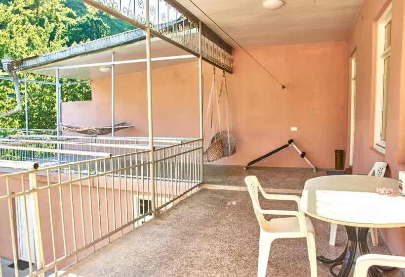 پانسیون Nukri Guest House