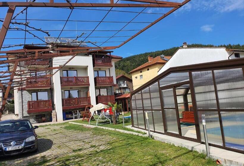 פנסיון White House