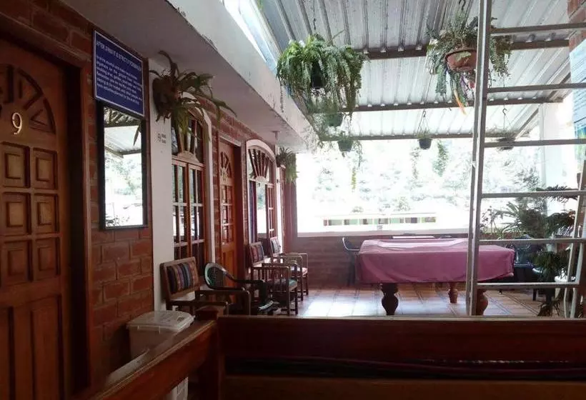 ユースホステル Hostal D´mathias