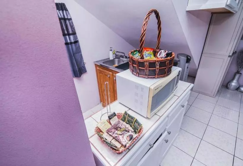 تختخواب و صبحانه The Valley Oasis Inn