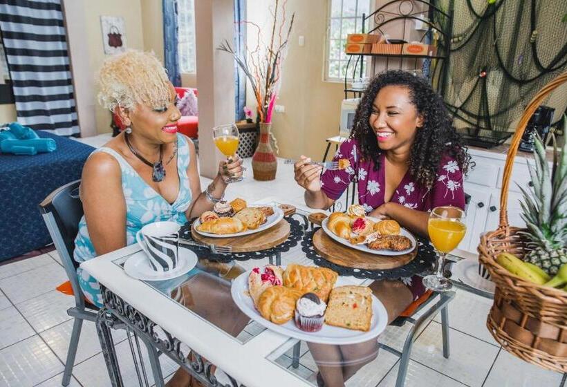 تختخواب و صبحانه The Valley Oasis Inn