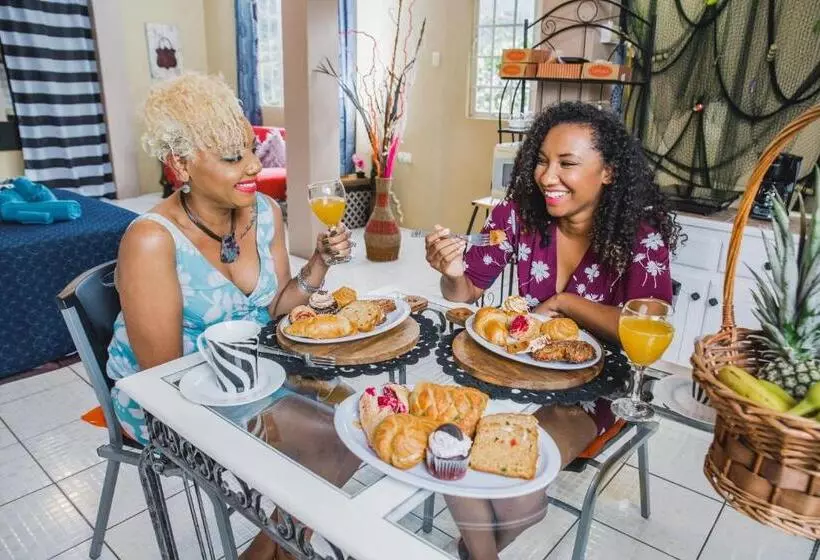 تختخواب و صبحانه The Valley Oasis Inn