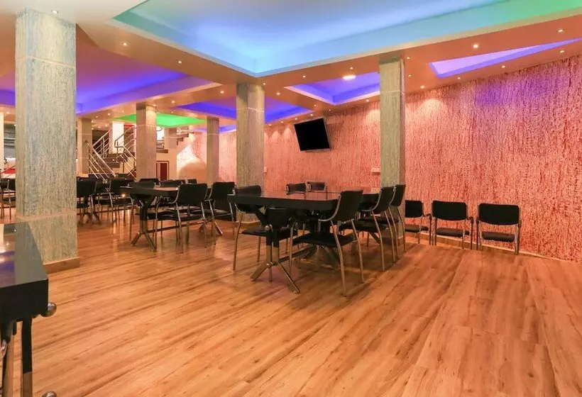 Hotelli Treebo Light House, 900 Mtrs From Botanical Garden