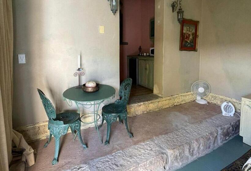 بنسيون The Green Acorn Guest House