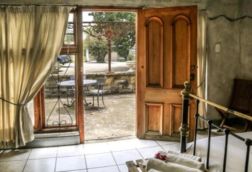 بنسيون The Green Acorn Guest House