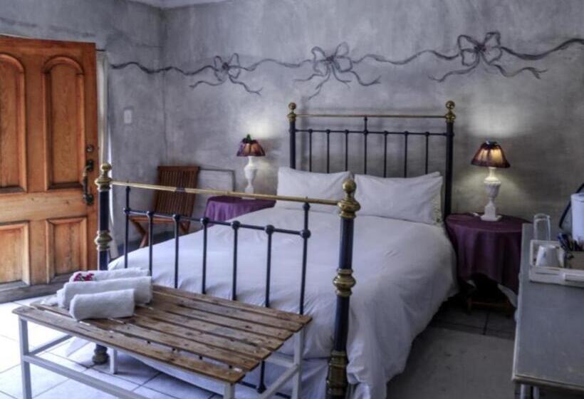 بنسيون The Green Acorn Guest House