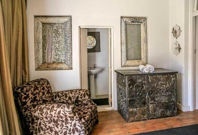 بنسيون The Green Acorn Guest House