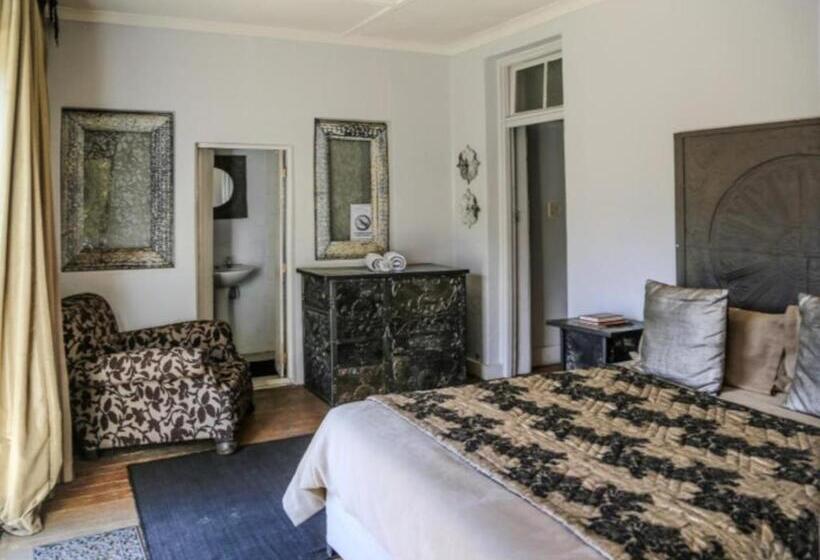 بنسيون The Green Acorn Guest House