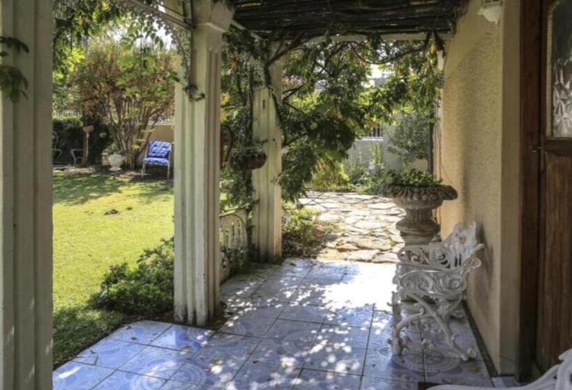 بنسيون The Green Acorn Guest House