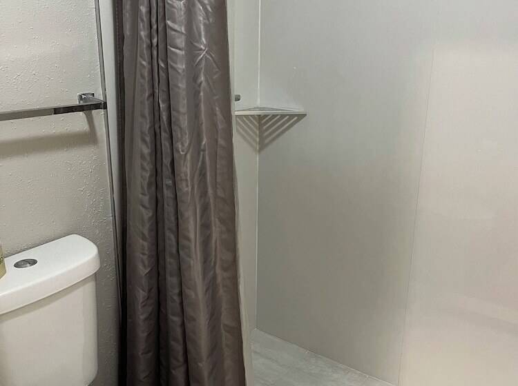 Общежитие Hill Country Inn