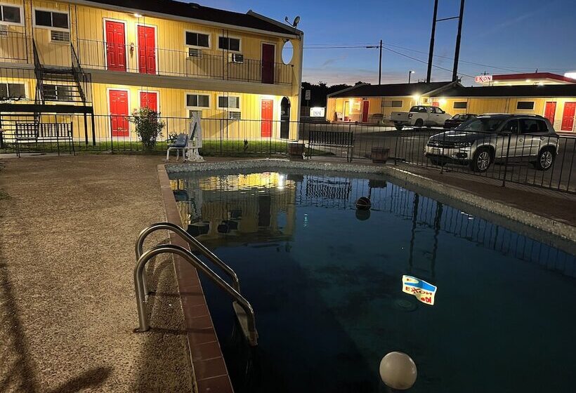 Общежитие Hill Country Inn