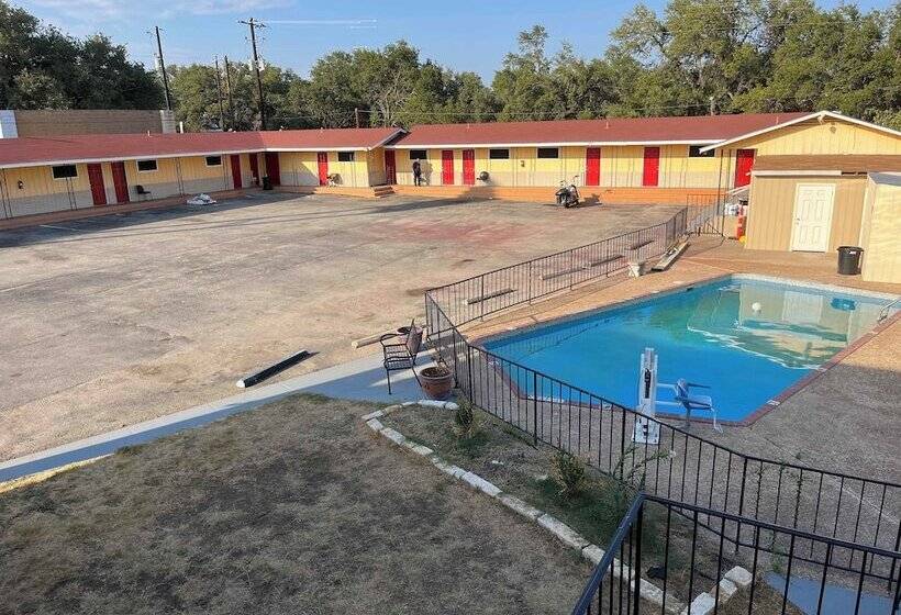 Общежитие Hill Country Inn