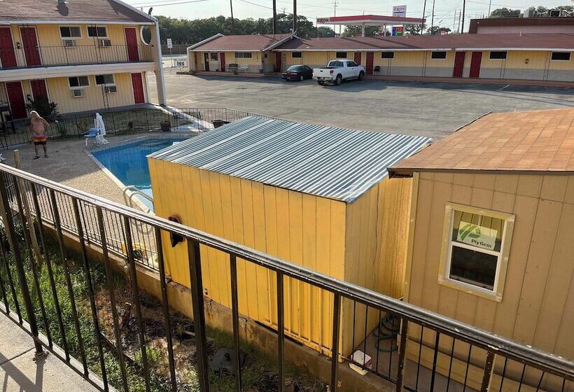 Общежитие Hill Country Inn