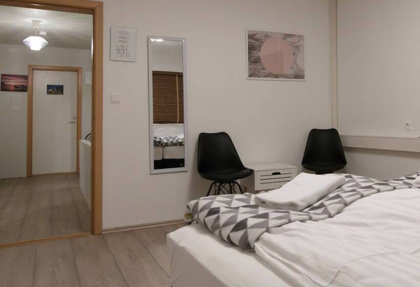 پانسیون Puffin Palace Guesthouse