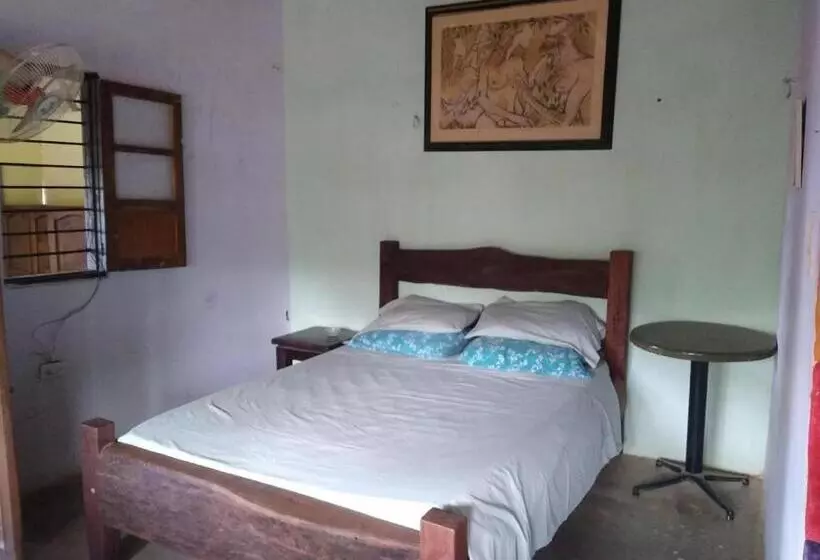 ペンション El Garaje Hostal