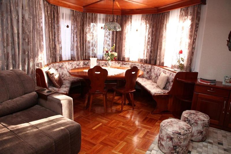 펜션 Hospedaria Gãstehaus Enzian