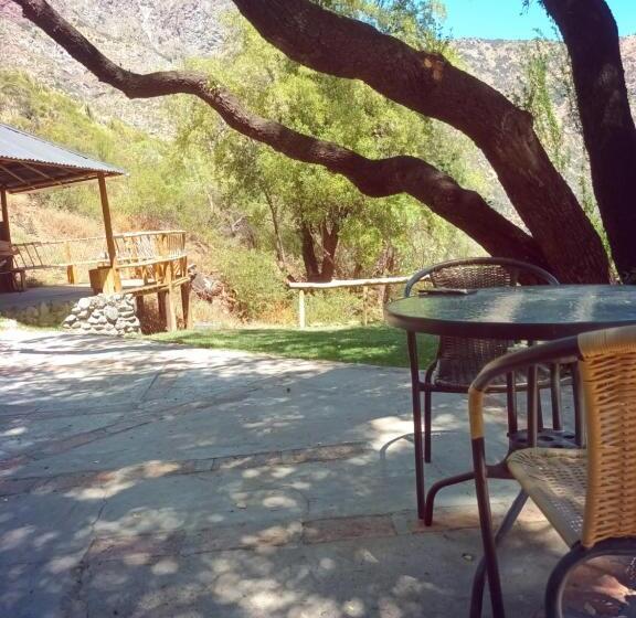 פנסיון Hostal Los Peñones