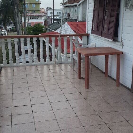 پانسیون Julian Guest House