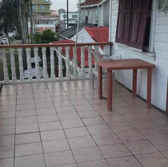 پانسیون Julian Guest House