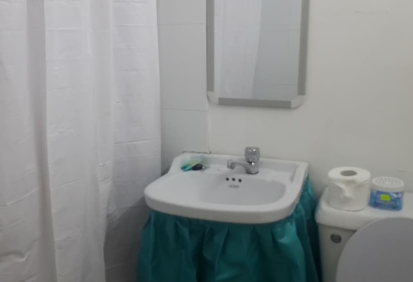 پانسیون Julian Guest House