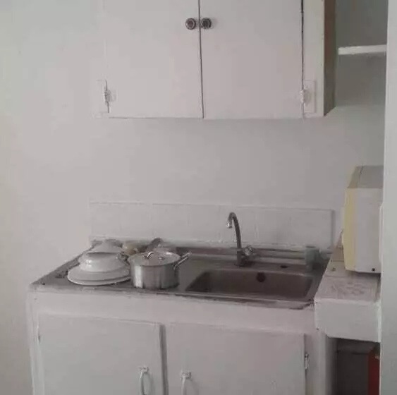 پانسیون Julian Guest House