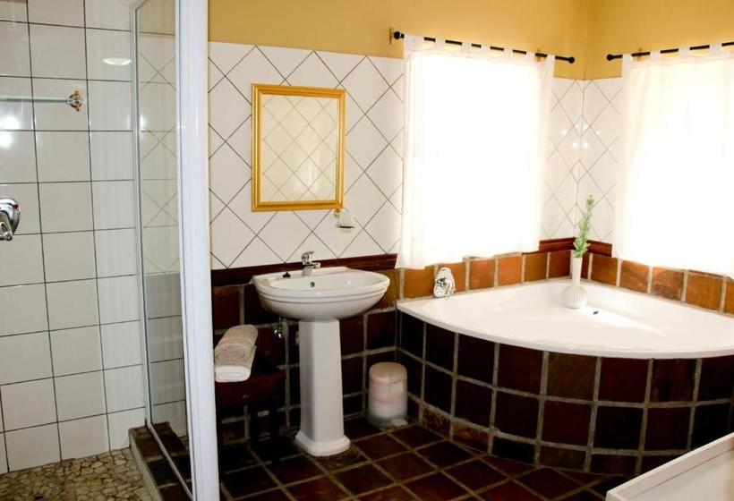 Пансион Three Gables Guesthouse